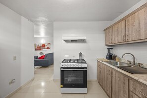 Fridge, microwave, oven, coffee/tea maker - Cozy 3B House Charming  and Comfortable (Manatí)