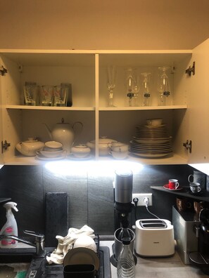 Kühlschrank, Mikrowelle, Ofen, Herdplatte