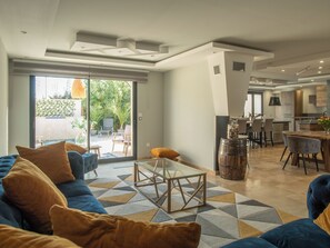 TV - Maison Alba – Elegant Home with pool (L'Isle-sur-la-Sorgue)