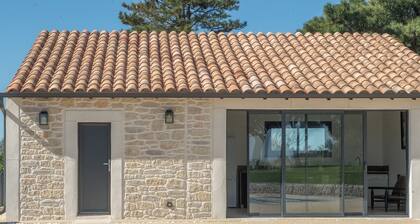 Mas Saint-Gilles – Pool & Tennis.