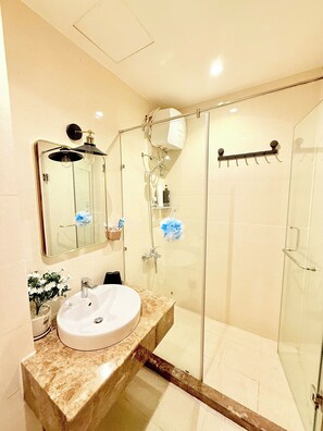 Departamento estándar, balcón, vista parcial al lago | Baño