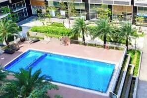 Standard-Apartment, Balkon, eingeschränkter Seeblick | Pool | Außenpool