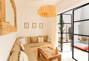 TV, books - Private riad with swimming pool and breakfast included (Marrakech)