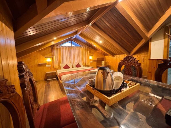 Honeymoon Room, Non Smoking, Private Bathroom - Hotel The Red Apple  (Manali)