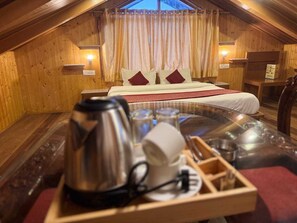 Honeymoon Room, Non Smoking, Private Bathroom - Hotel The Red Apple  (Manali)