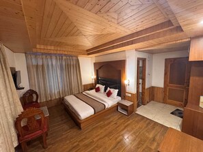 Camera Luxury, balcone, vista valle | Una cassaforte in camera, insonorizzazione, Wi-Fi gratuito