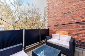 Terrace/patio - Chic Urban Escape – 2BR Retreat Montreal Living (Montréal)
