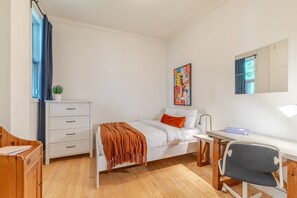5 bedrooms, iron/ironing board, WiFi - Grand Urban Retreat – Spacious 5BR Heart MTL (Montréal)
