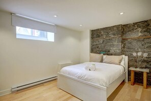 5 bedrooms, iron/ironing board, WiFi - Grand Urban Retreat – Spacious 5BR Heart MTL (Montréal)