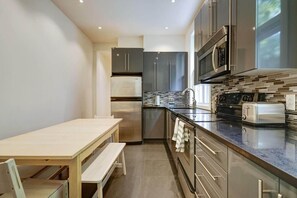 Fridge, stovetop, dishwasher, coffee/tea maker - Grand Urban Retreat – Spacious 5BR Heart MTL (Montréal)