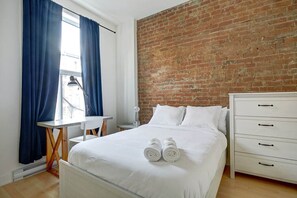 5 bedrooms, iron/ironing board, WiFi - Grand Urban Retreat – Spacious 5BR Heart MTL (Montréal)