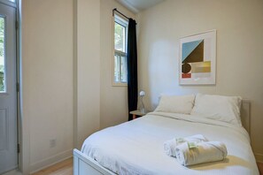 5 bedrooms, iron/ironing board, WiFi - Grand Urban Retreat – Spacious 5BR Heart MTL (Montréal)