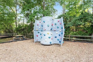 Property grounds - Sea Colony Tennis second-floor condo pools, tennis/pickleball, gym (Bethany Beach)