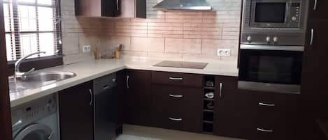 Geladeira, micro-ondas, fogão, cooktop