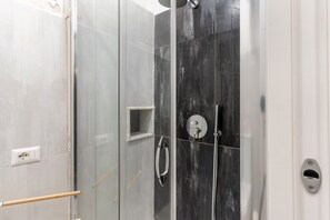 Shower, hair dryer, bidet, towels - Mediterranean Fico Home by Wonderful Italy (Syracuse)