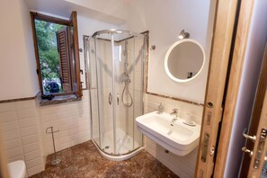 Bathroom - Superor Vulcan Room (Capri Leone)