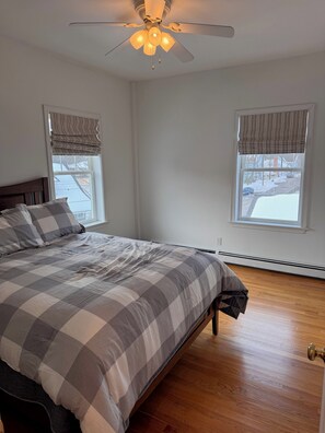 Room - Beautiful 2-bedroom townhome in Kittery, walking distance to Portsmouth (Kittery)