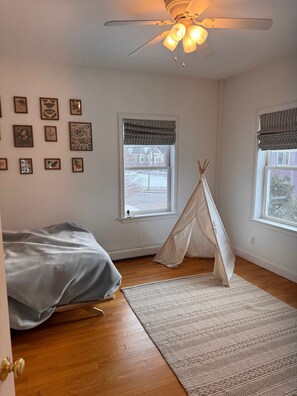 Room - Beautiful 2-bedroom townhome in Kittery, walking distance to Portsmouth (Kittery)