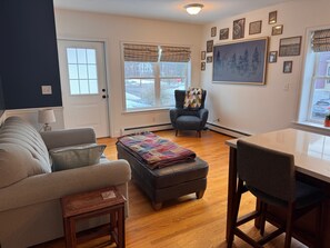 Living area - Beautiful 2-bedroom townhome in Kittery, walking distance to Portsmouth (Kittery)