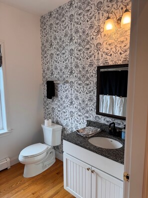 Bathroom - Beautiful 2-bedroom townhome in Kittery, walking distance to Portsmouth (Kittery)