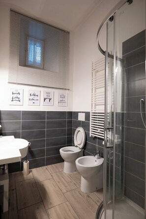 Bidet, towels, soap, toilet paper - Happy feelings in Florence (Firenze)