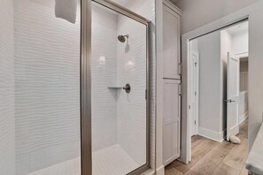 Shower, hair dryer, towels, soap - New! Beach & Lagoon! Overlooks Pool, 3 Minute Walk To Beach, Fishing Pier, 4BR (Gulf Shores)