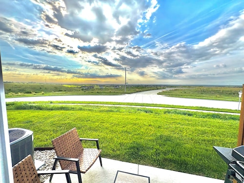 Colbert Hills Retreat + K-State Stay & Hilltop Views!