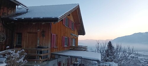 Rheintal-Aussicht über Grabs - Ferienwohnung im Grünen mit Parkplatz