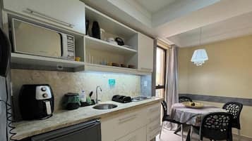 Comfort Apartment, Sea View | Private kitchen