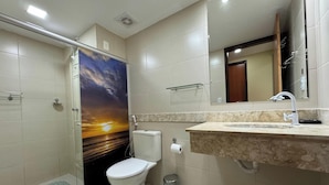 Ein Badezimmer mit Toilette, Dusche und Waschbecken.