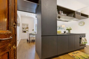 Køleskab, mikrobølgeovn, ovn, kogeplade
