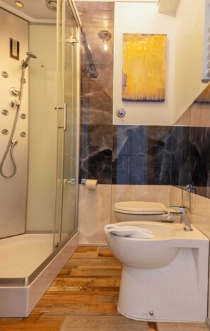 Shower, hair dryer, towels - "Ocean Blue" – A Gem with Unmatched Sea View, Wi-Fi & Air Conditioning (Sant'Andrea di Rovereto)