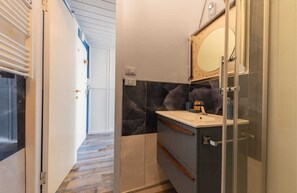 Bathroom - "Ocean Blue" – A Gem with Unmatched Sea View, Wi-Fi, and Air Conditioning (Sant'Andrea di Rovereto)