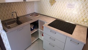 A kitchen with a sink, countertop, and cabinets. - Apartment 'Euroholiday Village 3R' with Private Terrace, Shared Garden and Wi-Fi (Lido di Jesolo)