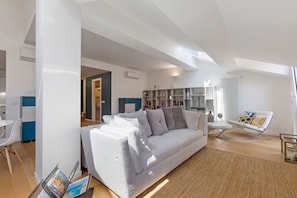TV - 400 m from the Sea: 'Quadrivium Luxury Design' Apartment with Balcony, Wi-Fi & Air Conditioning (Chiavari)