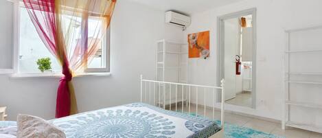1 habitación, tabla de planchar con plancha, wifi y ropa de cama