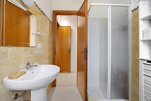 Dusche, Haartrockner, Handtücher