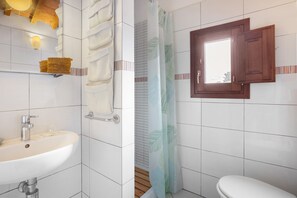 Shower, hair dryer, towels - Holiday Home 'Le Margotte - Apartment Lola' with Garden, Wi-Fi and Air Conditioning (Stiava)