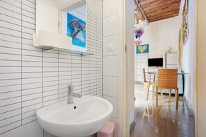 A bathroom with a white sink, a mirror, and a window. - Holiday Home 'Le Margotte - Apartment Lola' with Garden, Wi-Fi and Air Conditioning (Stiava)