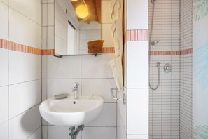 Dusche, Haartrockner, Handtücher