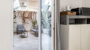 Et moderne køkken med mikrobølgeovn, kaffemaskine og skab.