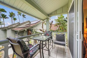 Outdoor dining - Summer Deal Kona Ocean View Studio Walk to Beaches Dining and Shops (Kailua-Kona)