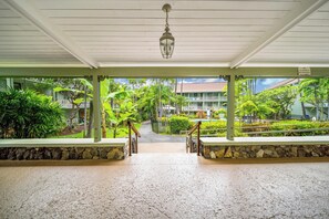 A covered walkway leading to a building with a sign prohibiting alcoholic beverages. - Summer Deal Kona Ocean View Studio Walk to Beaches Dining and Shops (Kailua-Kona)