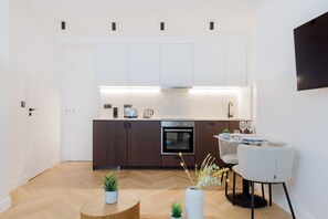 Oven, stovetop, dishwasher, coffee/tea maker - Premium-Charming -1bedroom-St Lazare-Opera Paris 8 (Paris)