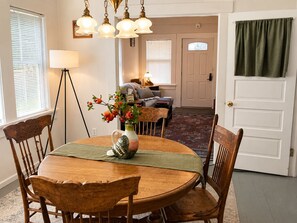 Dining - Mt. Shasta Basecamp. Walkable downtown. Near Waterfalls, Castle Crags & Fishing. (Dunsmuir)