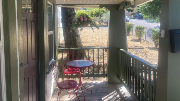 Outdoor dining - Mt. Shasta Basecamp. Walkable downtown. Near Waterfalls, Castle Crags & Fishing. (Dunsmuir)