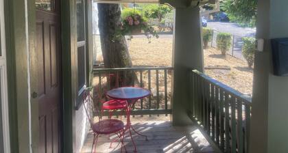 Mt. Shasta Basecamp. Walkable downtown. Near Waterfalls, Castle Crags & Fishing.
