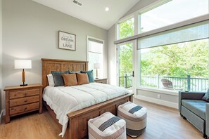 16 bedrooms, free WiFi, bed sheets - Dog Friendly Lakefront Escape w/ 20 Bedrooms & Pool (McHenry)