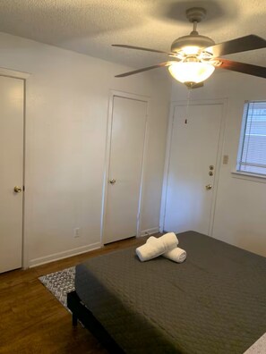 1 habitación, tabla de planchar con plancha, wifi y ropa de cama 