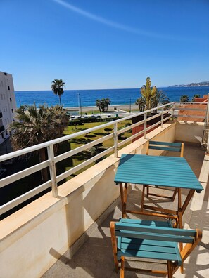 Outdoor dining - Apartment 'Duplex Jardines Del Mar' with Sea View, Wi-Fi and Air Conditioning (Salobreña)